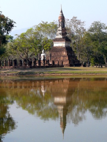 Wat Tra Rhang Ngoen reflected